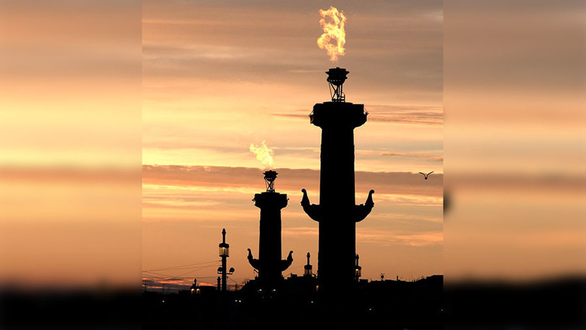 В Петербурге в честь чемпионства «Зенита» зажгли ростральные колонны