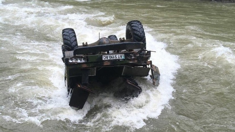 На Украине автомобиль с 23 туристами упал в реку