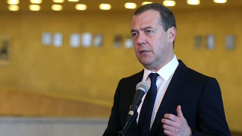 Медведев поручил представить предложения к закону об авиабезопасности 