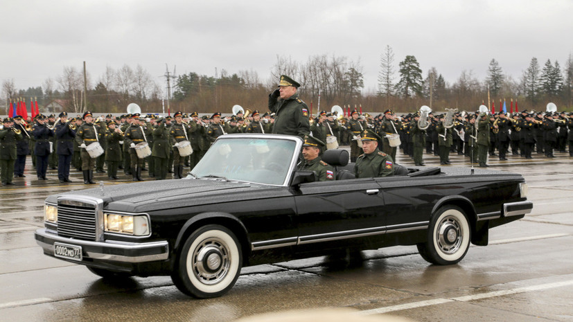 Три кабриолета ЗИЛ-41041 АМГ доставили в Петербург для участия в параде Победы