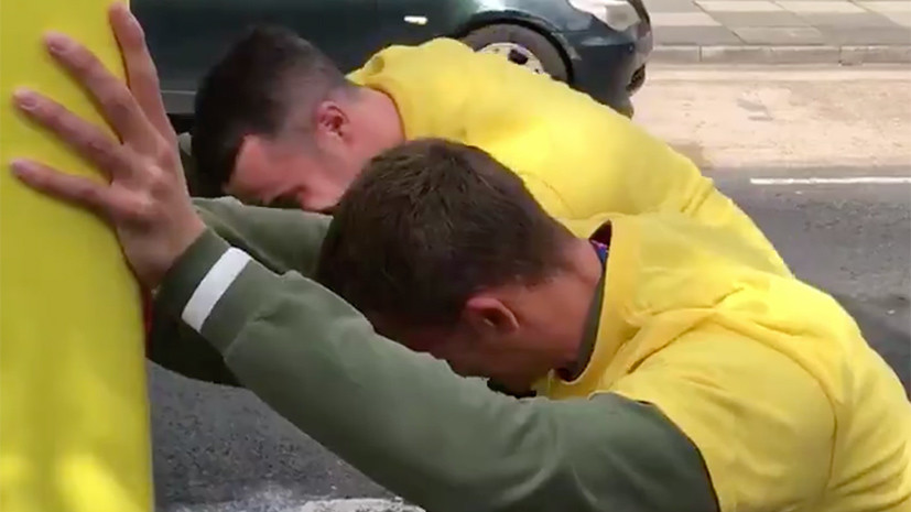 Футболисты «Норвича» подтолкнули сломавшийся во время чемпионского парада автобус