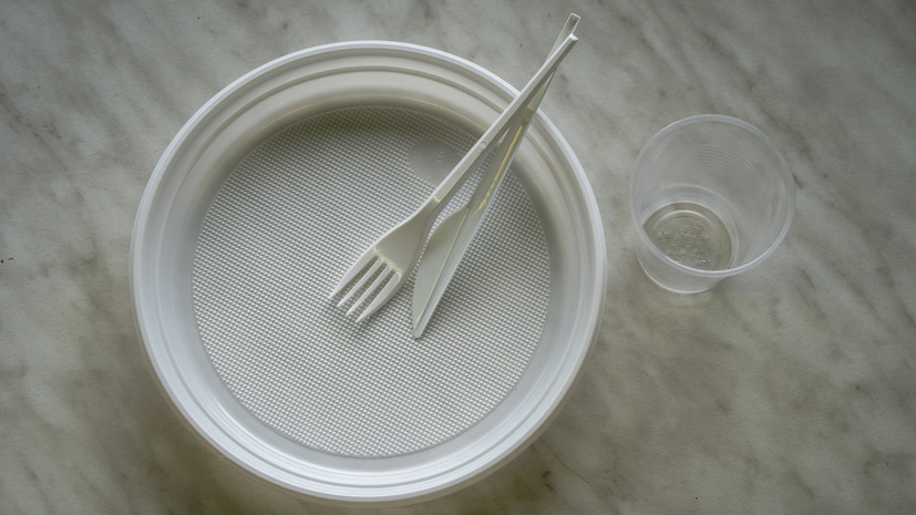 В Госдуме поддержали идею введения запрета на посуду из пластика