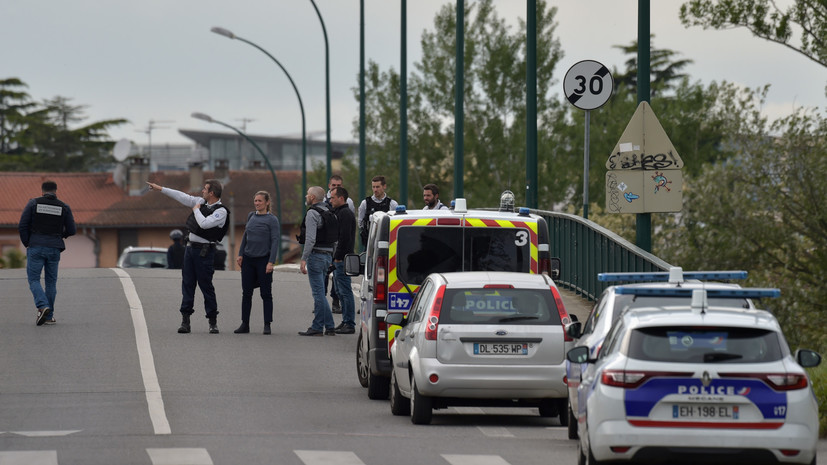Вооружённый мужчина захватил заложников в табачном магазине во Франции  