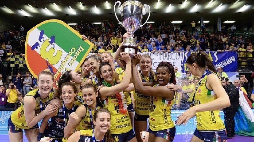 Чемпионки Италии по волейболу сфотографировались с победным кубком обнажёнными