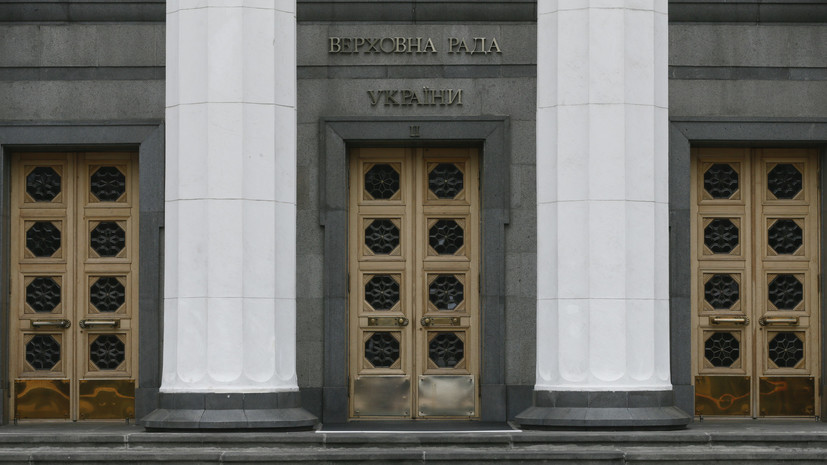 Протестующие у стен Рады требуют отставки главы «Укрзалізниця»