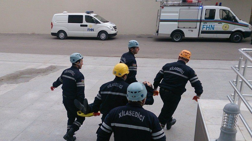 При пожаре в одном из ТЦ Баку пострадали четыре человека