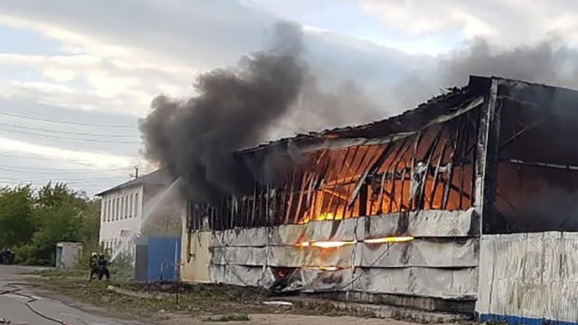 В Магнитогорске локализовали пожар в цехе с пластиковыми панелями