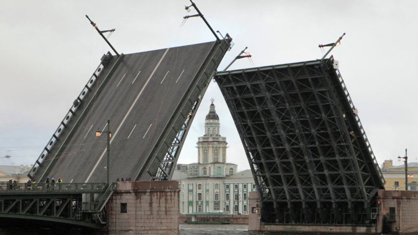 В Петербурге изменят график разводки Дворцового моста из-за Дня города