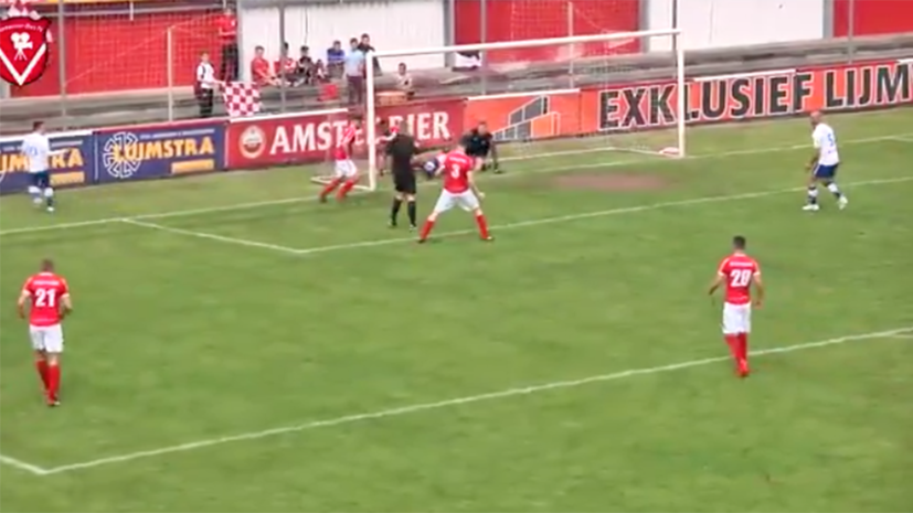 В Нидерландах судья засчитал мяч, который был забит от него