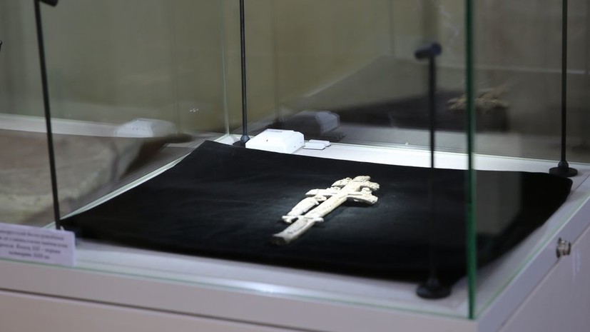 На выставке в «Херсонесе Таврическом» показали найденный при раскопках крест XII—XIII веков