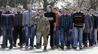 Архивное фото. Резервисты украинской армии во время марша