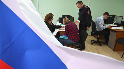 Сотрудники МВД принимают документы на оформление гражданства РФ от жителей самопровозглашённых республик Донбасса
