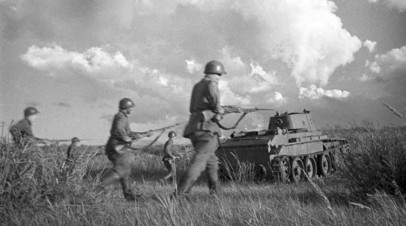 Советские бойцы под прикрытием танков идут в бой в районе реки Халхин-Гол