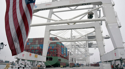 Погрузка китайского контейнеровоза в порту Лонг-Бич (Калифорния). 4 апреля 2018 года