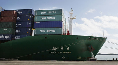 Китайский контейнеровоз в порту Майами