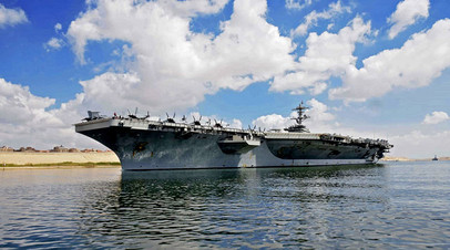 Авианосец USS Abraham Lincoln проходит на юг по Суэцкому каналу, 9 мая 2019 года