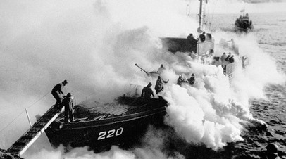 Корабли высадки прикрываются дымовой завесой после того, как бойцы сошли на берег. Киркенес, Норвегия