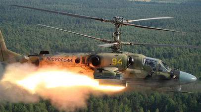 Разведывательно-ударный вертолёт Ка-52 совершает пуск ракеты 