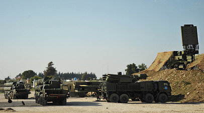 ЗРК С-400 и ЗРПК «Панцирь-С1» во время заступления на боевое дежурство на авиабазе Хмеймим в Сирии, ноябрь 2015 года