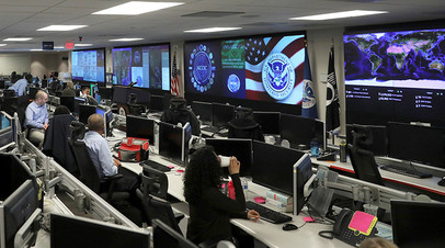 Сотрудники Министерства внутренней безопасности США ведут наблюдение в Национальном центре интеграции кибербезопасности и связи