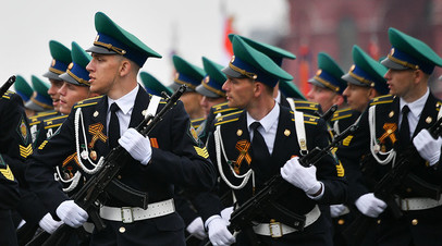 Курсанты Московского пограничного института федеральной службы безопасности РФ на военном параде на Красной площади