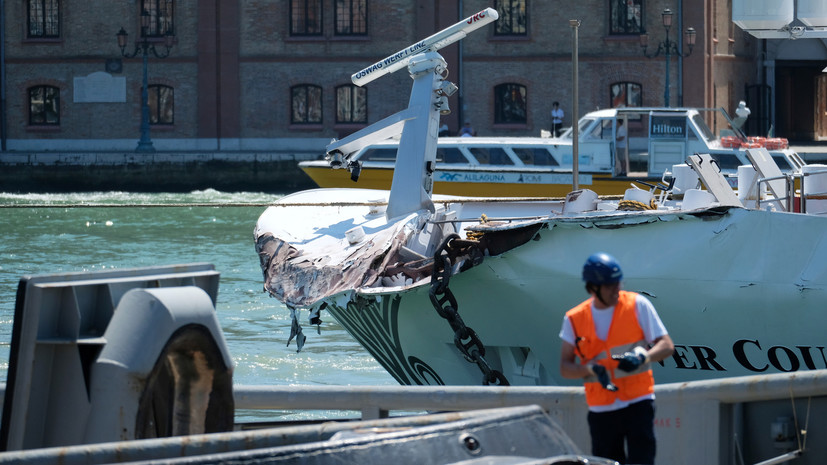 Четыре человека пострадали при столкновении круизного лайнера с катером в Италии