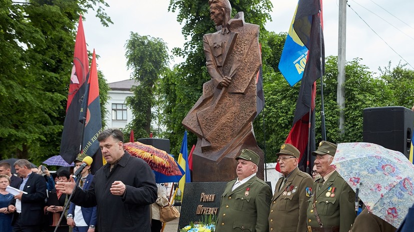 Польша выразила протест из-за открытия на Украине памятника Шухевичу