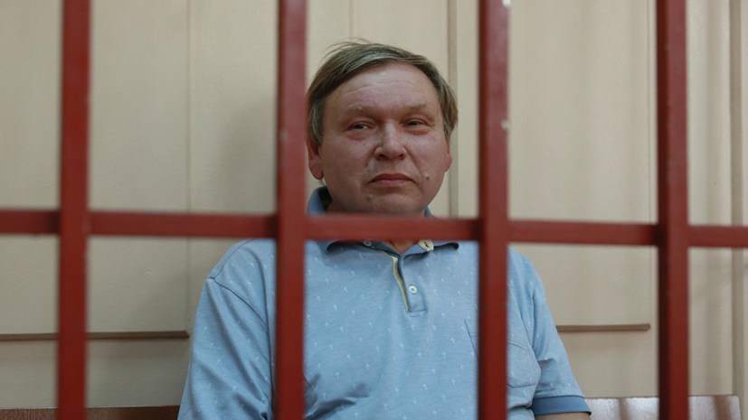 Экс-губернатор Ивановской области Коньков читает Библию в СИЗО