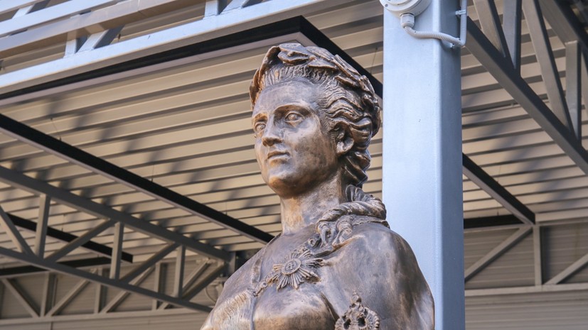 Скульптуру Екатерины II установили в международном аэропорту Краснодар