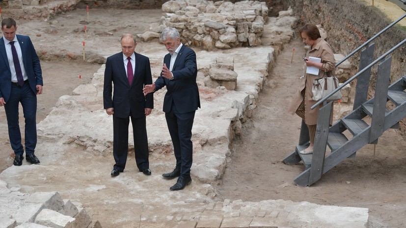 Путин побывал на месте археологических раскопок в Кремле