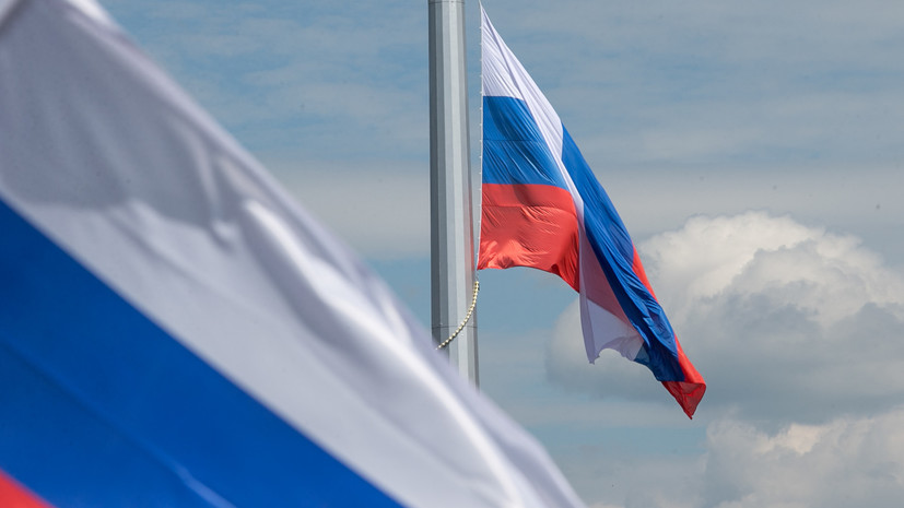 В Казани установили 50-метровый флагшток с российским триколором