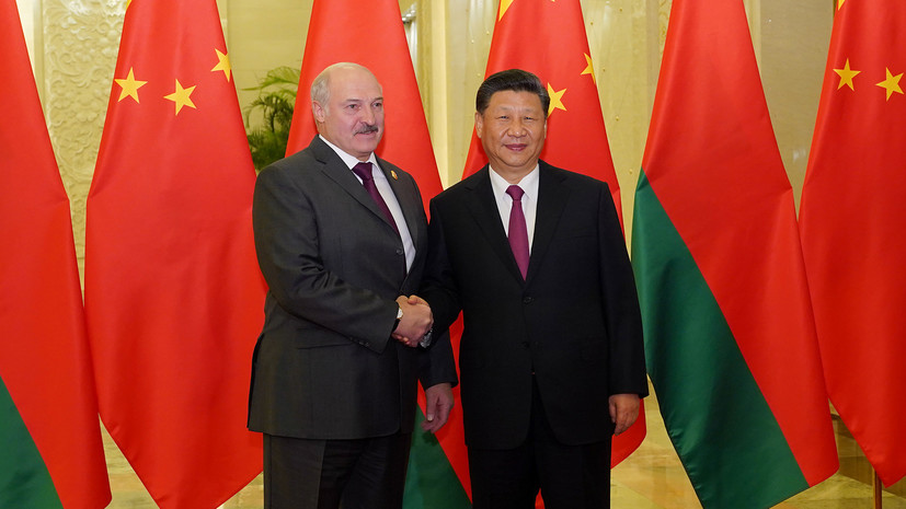 Лукашенко подарил Си Цзиньпину скульптуру аиста и корзину продуктов