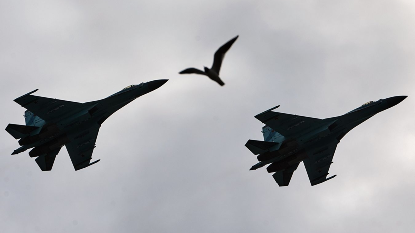 Российские Су-27 перехватили бомбардировщики ВВС США