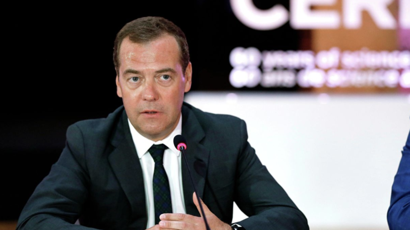 Медведев предложил повысить пособие по уходу за ребёнком по принципу адресности