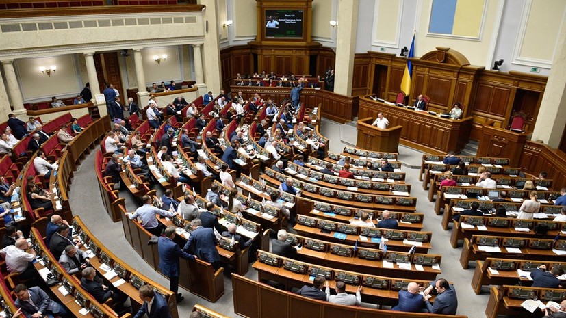 СМИ: Суд признал конституционным указ Зеленского о роспуске Рады