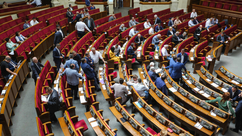 Зеленский предложил штрафовать депутатов за «неличное голосование»