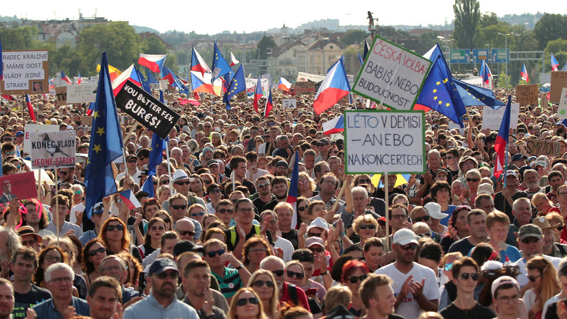 В Праге около 250 тысяч человек вышли с требованием отставки премьера