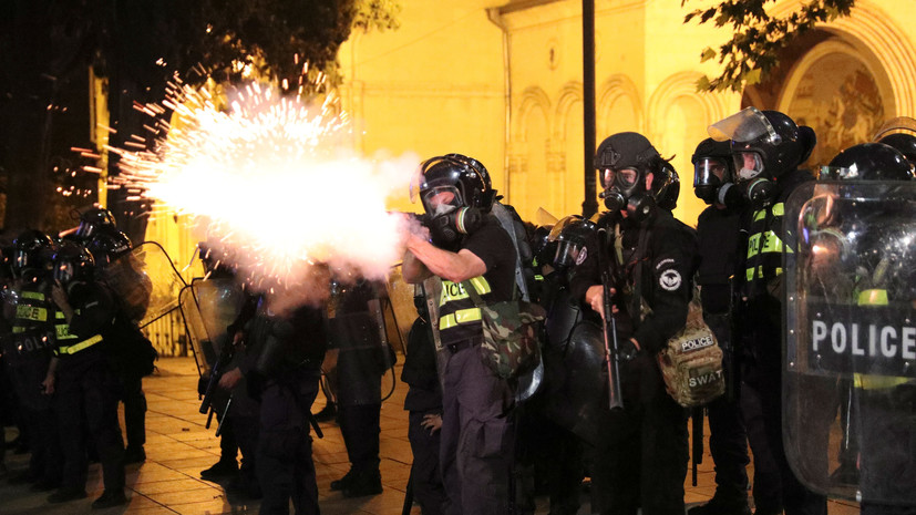 МВД Грузии отстранило от работы десять полицейских после протестов в Тбилиси
