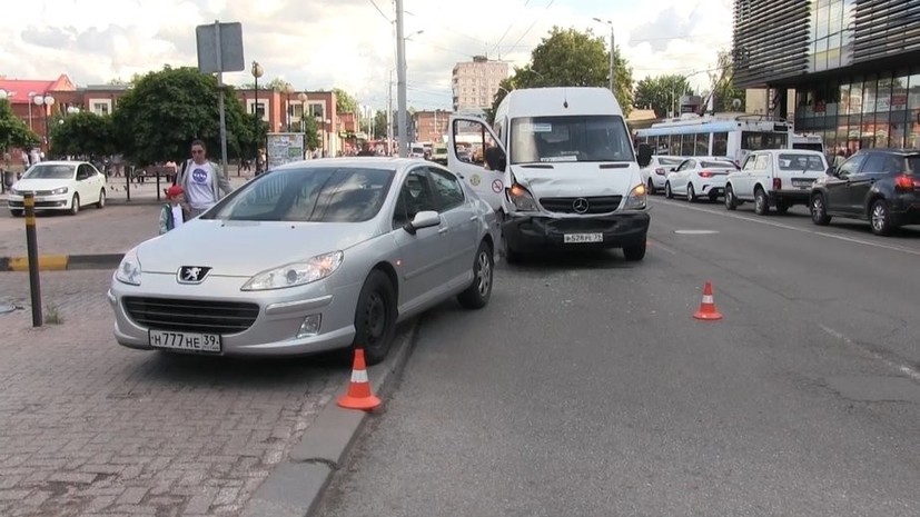 В Калининграде в ДТП с участием маршрутки пострадали семь человек