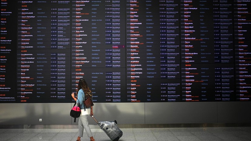 В аэропортах Москвы задержали и отменили почти 40 рейсов