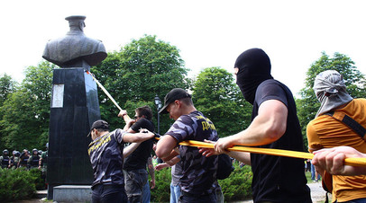 Представители националистических организаций пытаются повалить бюст маршала Георгия Жукова в Харькове возле Дворца спорта