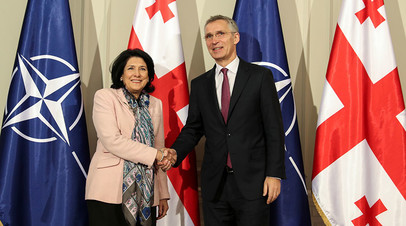 Президент Грузии Саломе Зурабишвили и генсек НАТО Йенс Столтенберг 