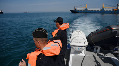 Сотрудники береговой охраны пограничной службы ФСБ РФ в Керченском проливе