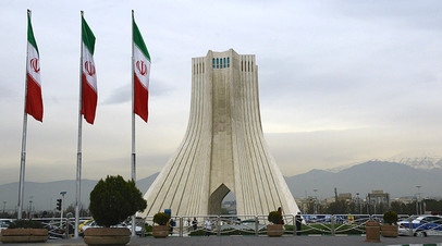 Башня Азади, построенная на одноимённой площади в Тегеране