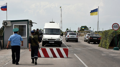 Автомобили на пункте пропуска «Джанкой» на границе России и Украины