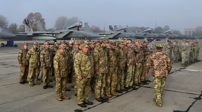 Американские и украинские солдаты на авиабазе во время учений. Архивное фото