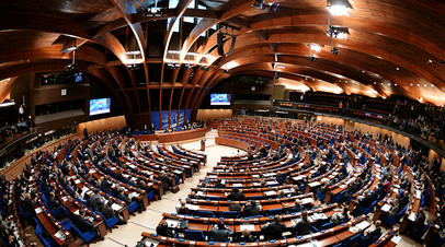 Делегаты в зале на пленарном заседании сессии Парламентской ассамблеи Совета Европы (ПАСЕ)