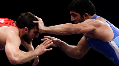 Али Шабанов (Белоруссия) и Даурен Куруглиев (Россия) в финальном поединке соревнований по вольной борьбе