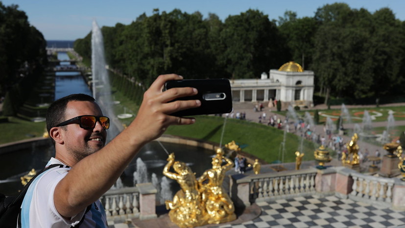 Экскурсионным автобусам разрешили бесплатную парковку на автостоянке Петергофа