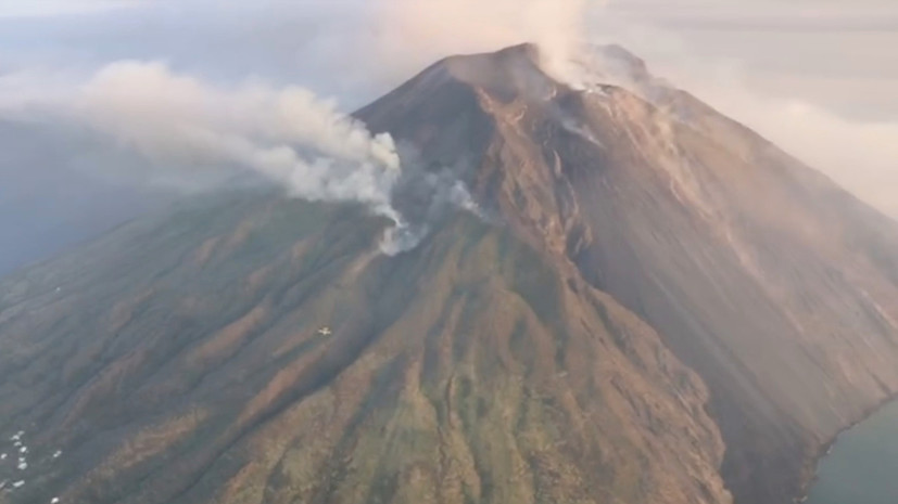 Эксперт прокомментировал извержение вулкана Стромболи в Италии